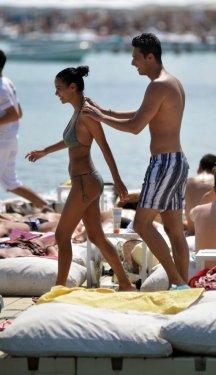 Gökhan Keser dövmeli sevgilisiyle tatilde