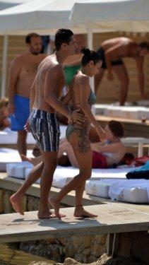 Gökhan Keser dövmeli sevgilisiyle tatilde