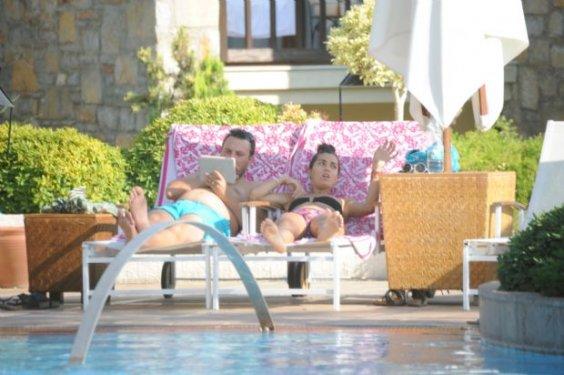 Tuba Büyüküstün sezonun ilk bikinili pozunu verdi