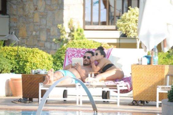 Tuba Büyüküstün sezonun ilk bikinili pozunu verdi