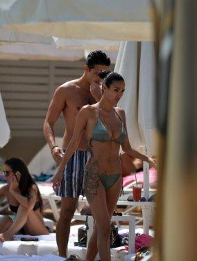 Gökhan Keser dövmeli sevgilisiyle tatilde