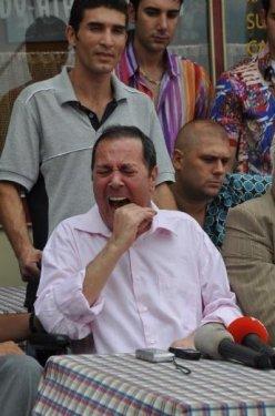 Yalçın Menteş göz yaşları içinde sette 	