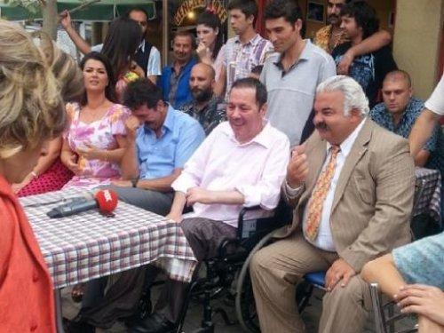 Yalçın Menteş göz yaşları içinde sette 	