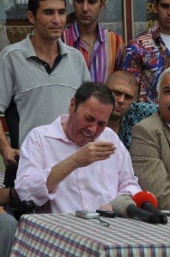 Yalçın Menteş göz yaşları içinde sette 	