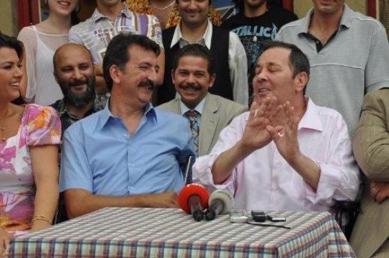 Yalçın Menteş göz yaşları içinde sette 	