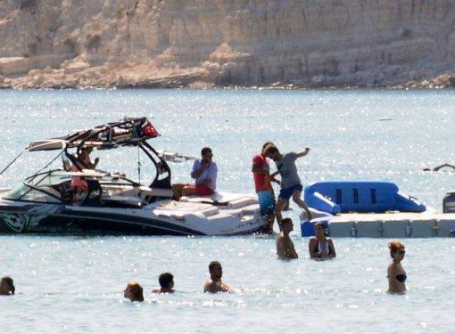 Kıvanç Tatlıtuğ'un su kayağı denemeleri