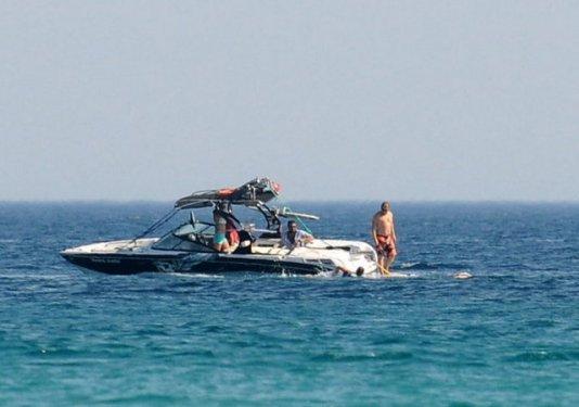 Kıvanç Tatlıtuğ'un su kayağı denemeleri