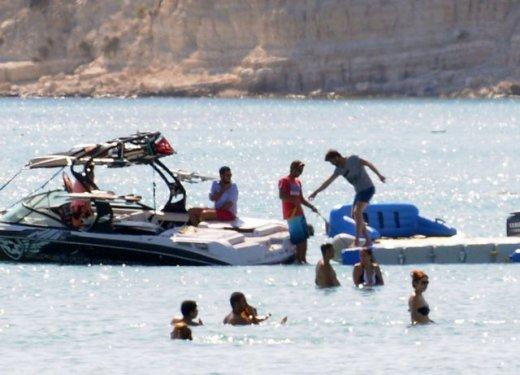 Kıvanç Tatlıtuğ'un su kayağı denemeleri