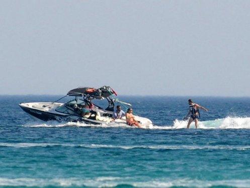 Kıvanç Tatlıtuğ'un su kayağı denemeleri