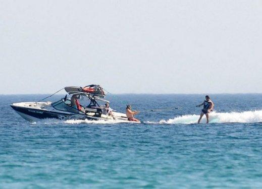 Kıvanç Tatlıtuğ'un su kayağı denemeleri