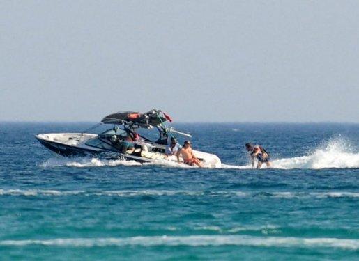 Kıvanç Tatlıtuğ'un su kayağı denemeleri