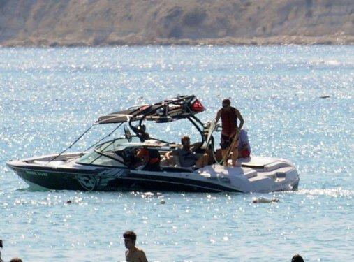 Kıvanç Tatlıtuğ'un su kayağı denemeleri