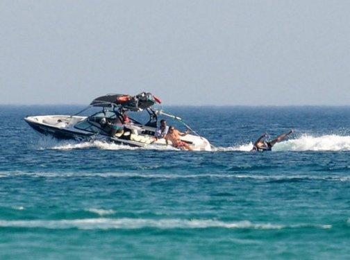 Kıvanç Tatlıtuğ'un su kayağı denemeleri