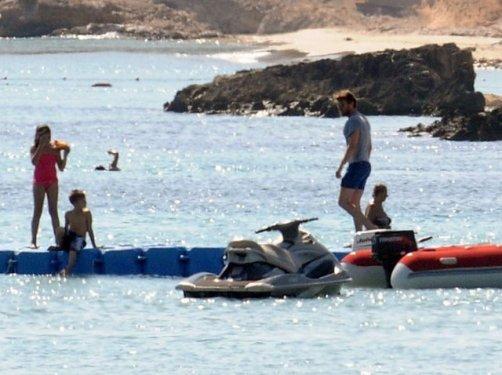 Kıvanç Tatlıtuğ'un su kayağı denemeleri