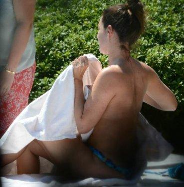 Kelly Brook Bodrum'da üstsüz güneşlendi