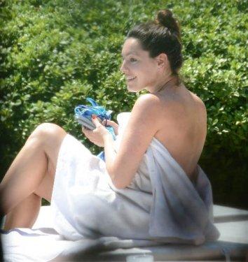 Kelly Brook Bodrum'da üstsüz güneşlendi