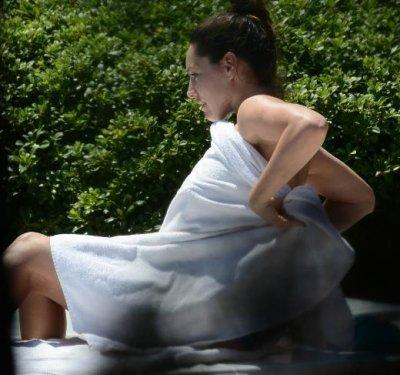 Kelly Brook Bodrum'da üstsüz güneşlendi