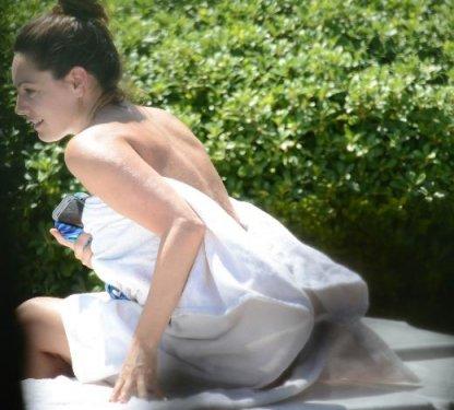 Kelly Brook Bodrum'da üstsüz güneşlendi