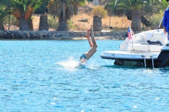 Wilma Elles'in denize atlama stili dikkat çekti