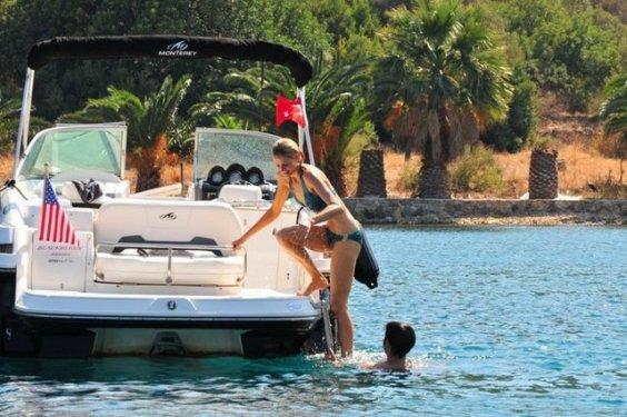 Wilma Elles'in denize atlama stili dikkat çekti