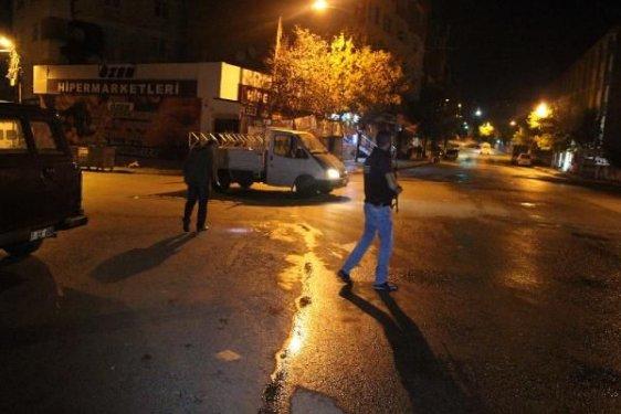 Başbakan'ı bekleyen polislere ateş edildi