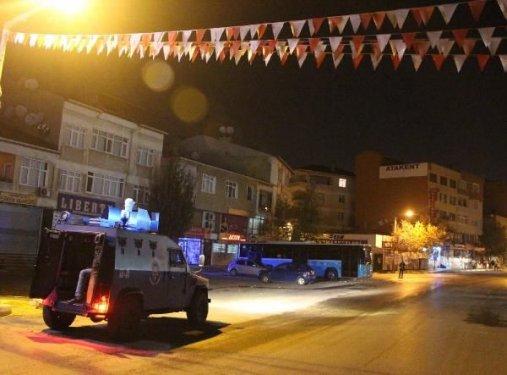Başbakan'ı bekleyen polislere ateş edildi
