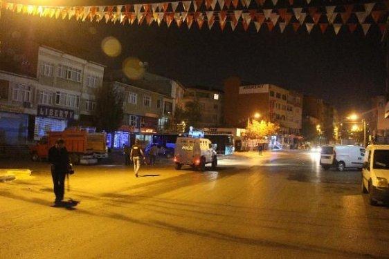 Başbakan'ı bekleyen polislere ateş edildi
