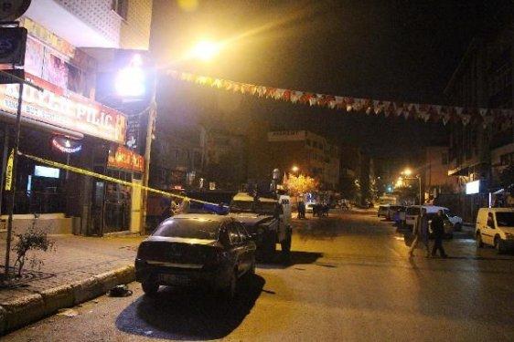 Başbakan'ı bekleyen polislere ateş edildi