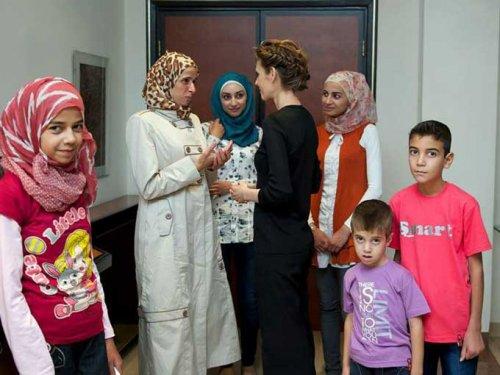 Esma Esad ölen askerlerin aileleriyle buluştu