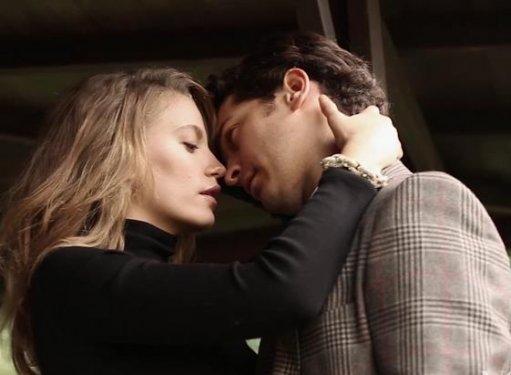 Serenay Sarıkaya ve Çağatay Ulusoy'dan genç ve asi pozlar