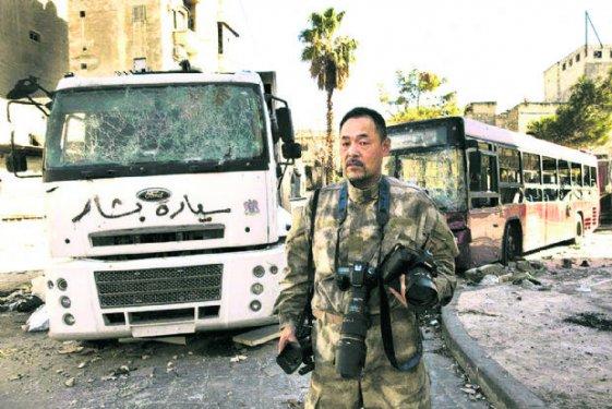 Japon gazeteci muhaliflere katıldı - Resim 1