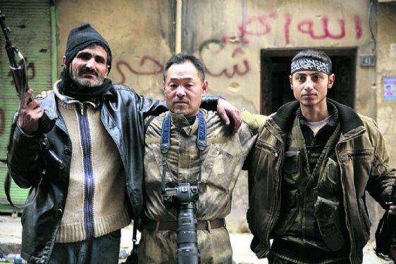 Japon gazeteci muhaliflere katıldı - Resim 2