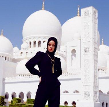 Rihanna'nın başörtülü görüntüleri