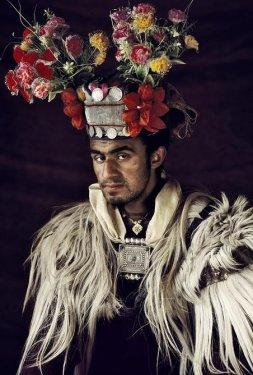 Medeniyetten uzak kalmayı başaranlar