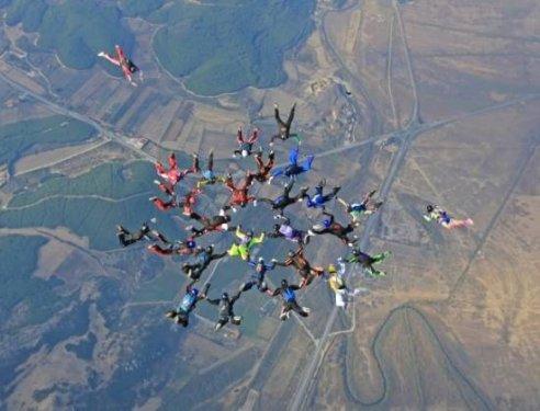 24 kişilik rekor atlayış