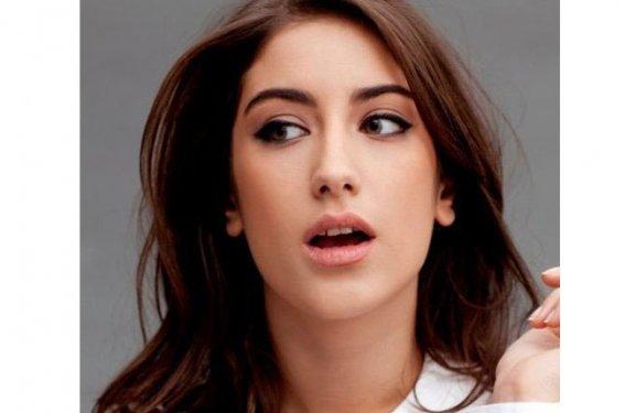 Hazal Kaya'dan olay fotoğraflar