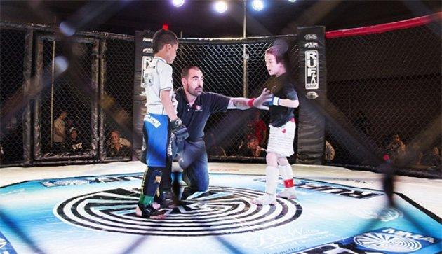 ABD'de ufak çocukları dövüştürüyorlar