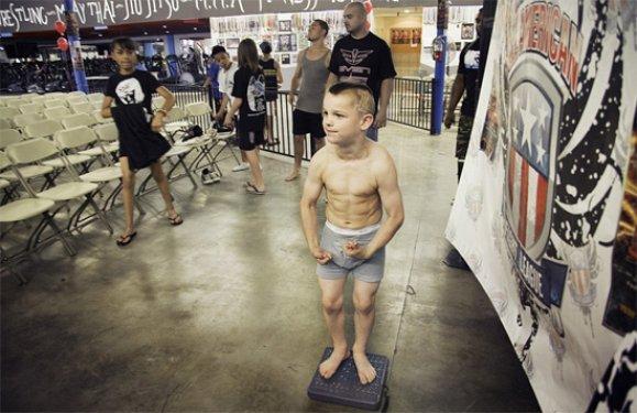 ABD'de ufak çocukları dövüştürüyorlar