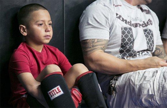 ABD'de ufak çocukları dövüştürüyorlar