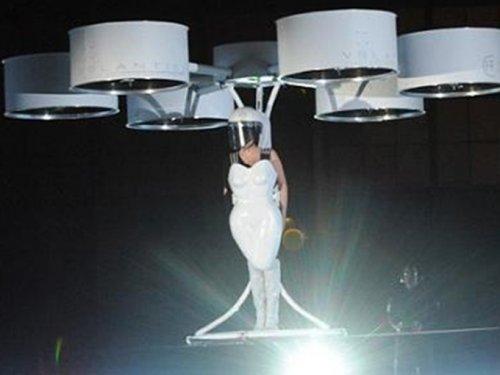 Lady Gaga uçan elbise giydi