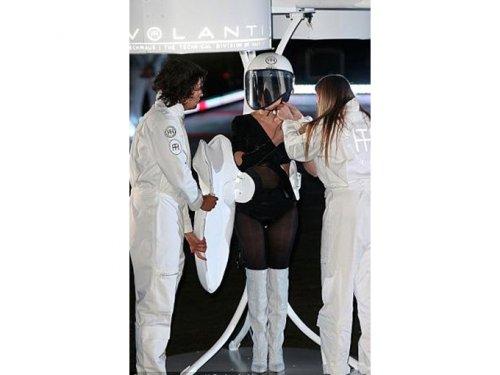 Lady Gaga uçan elbise giydi