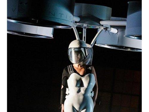 Lady Gaga uçan elbise giydi