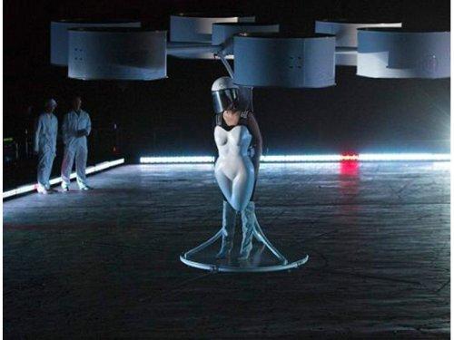 Lady Gaga uçan elbise giydi