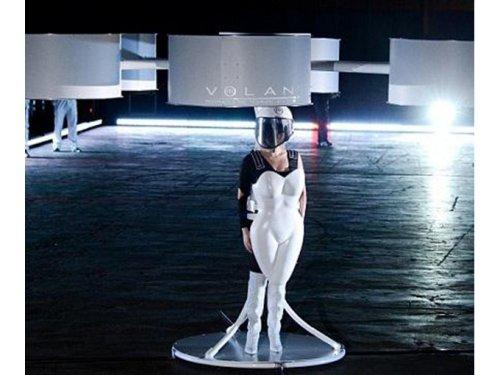 Lady Gaga uçan elbise giydi