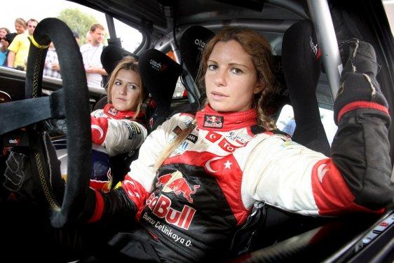 Ünlü Rallici tesettüre girdi