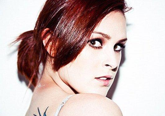 Ünlü olmayı kafasına koydu