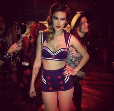 Ünlü olmayı kafasına koydu