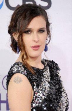 Ünlü olmayı kafasına koydu