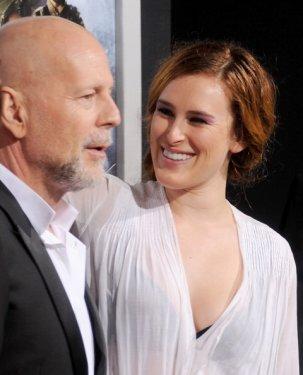 Ünlü olmayı kafasına koydu