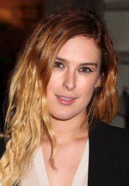 Ünlü olmayı kafasına koydu